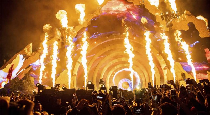  இசை நிகழ்ச்சி - கூட்ட நெரிசலில்   8 பேர் பலி